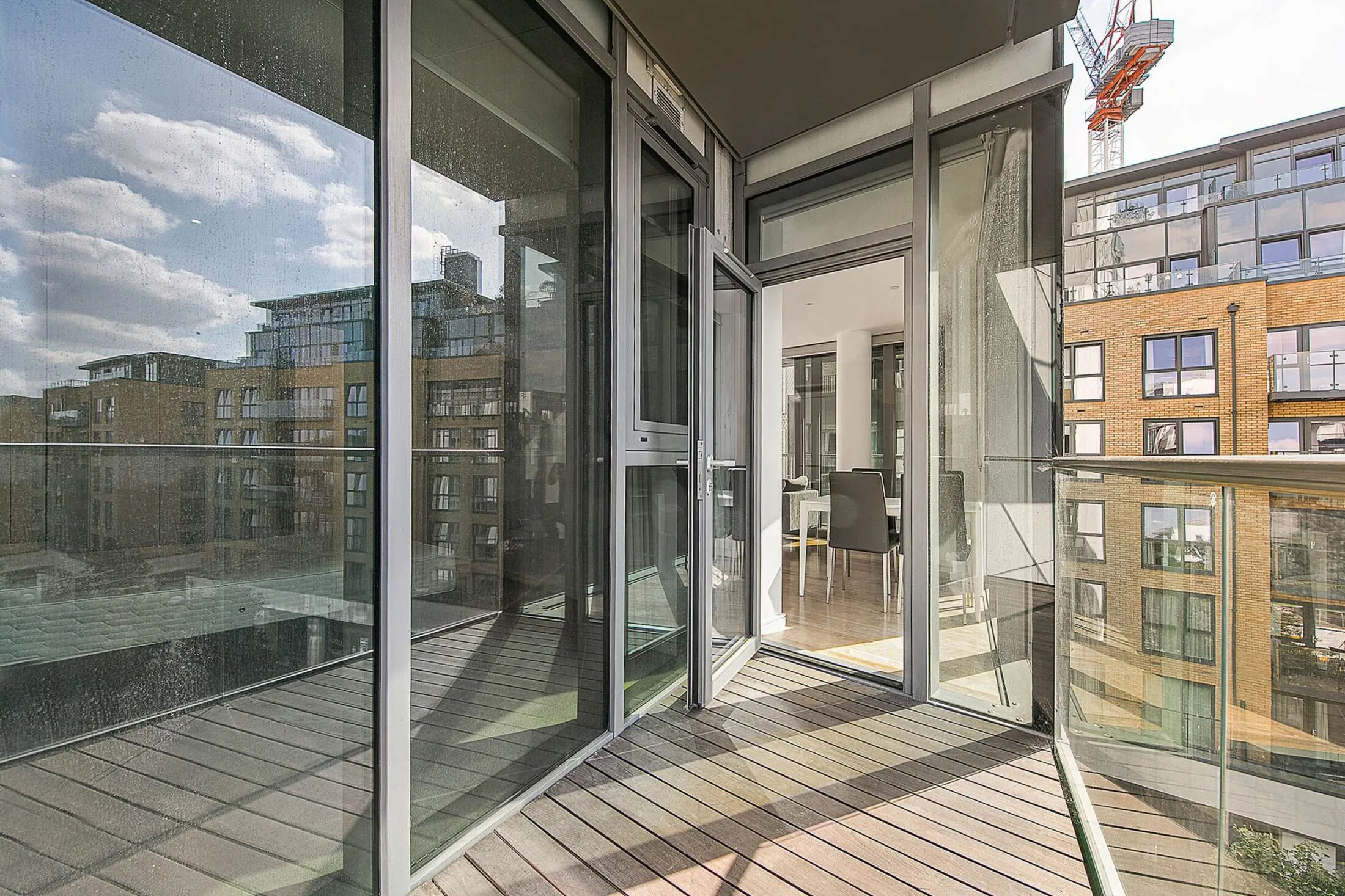 Flat Eastfields Avenue in Greater London