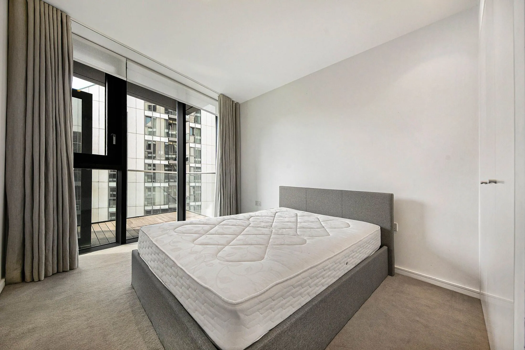 Flat Eastfields Avenue in Greater London
