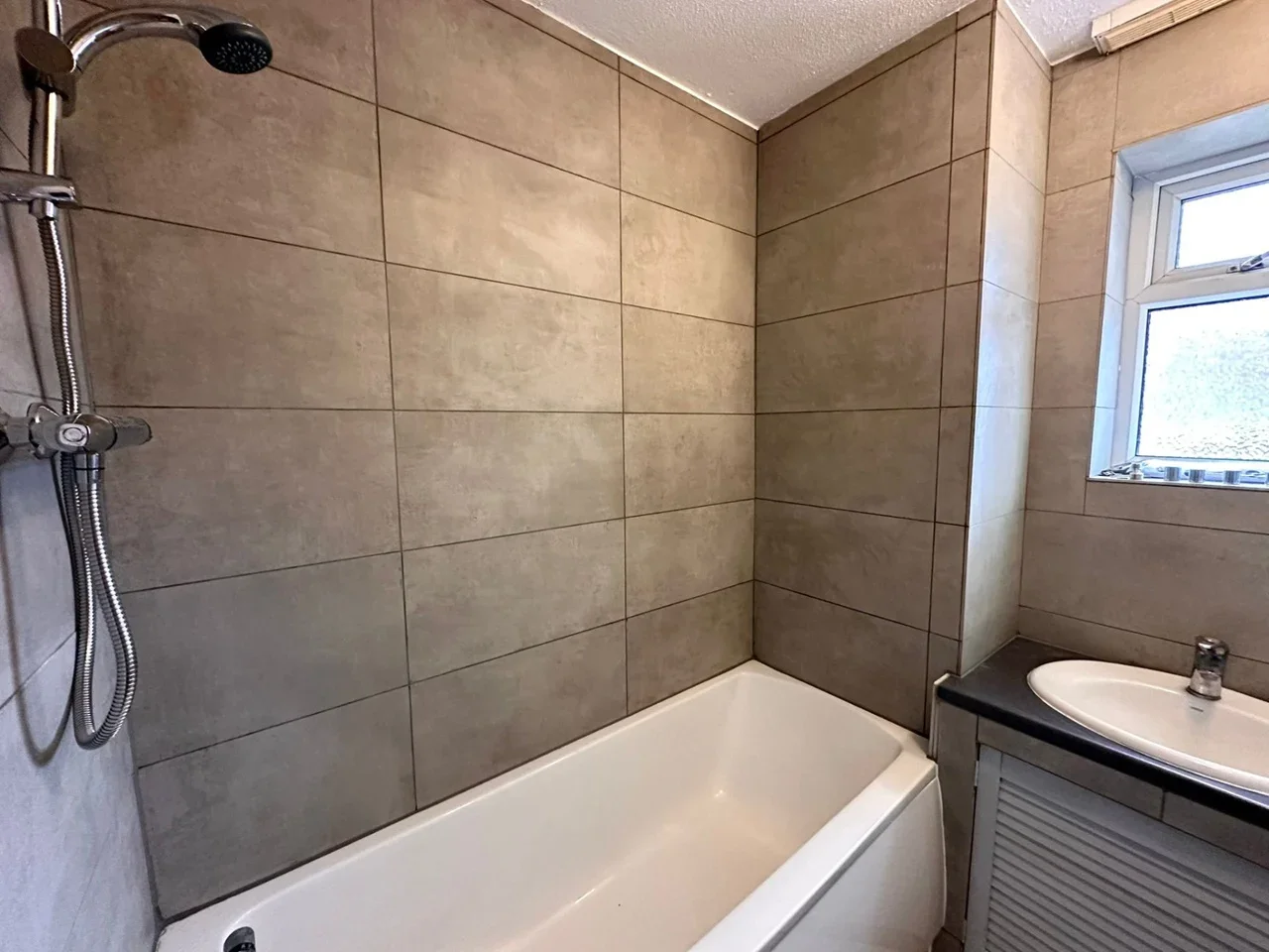 Flat Elmshurst Crescent in Greater London