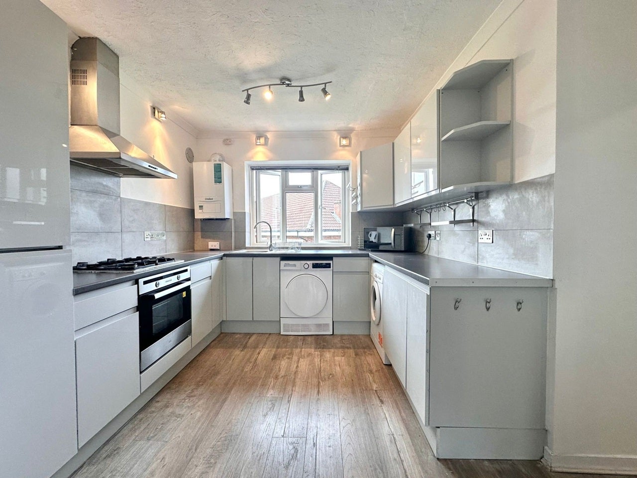 Flat Elmshurst Crescent in Greater London