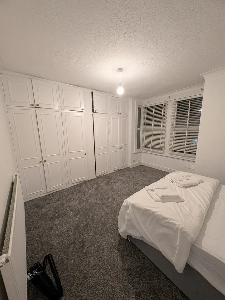 Room Boundary Road in Greater London
