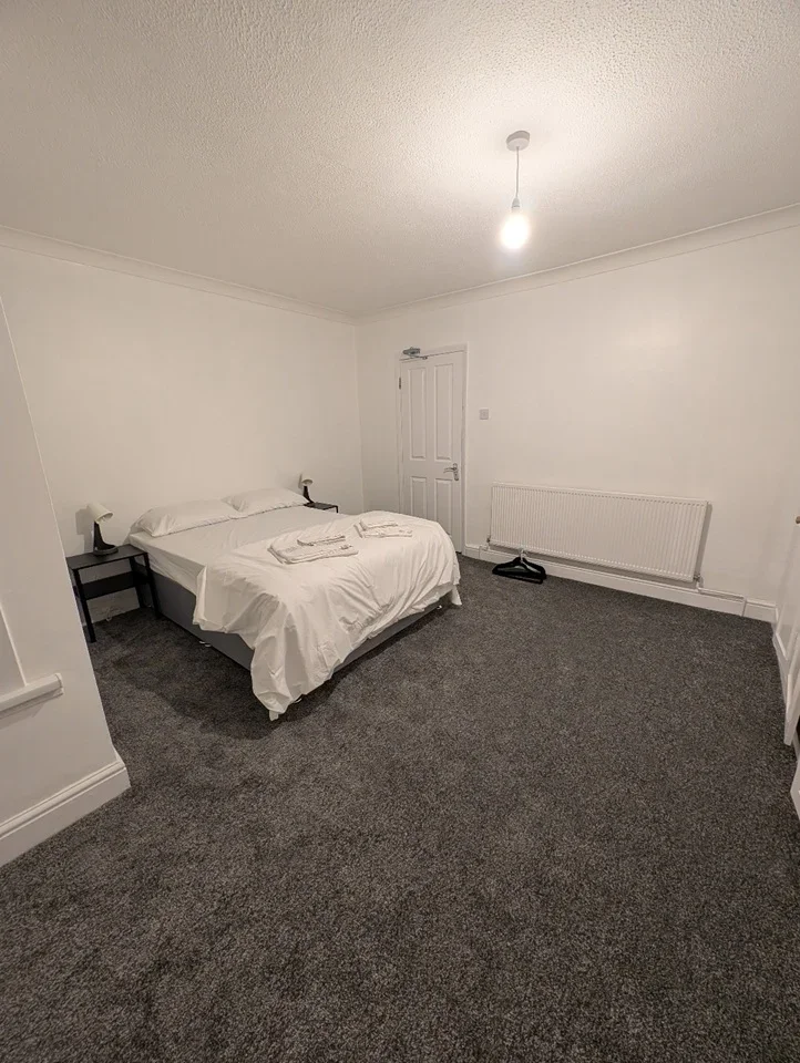 Room Boundary Road in Greater London