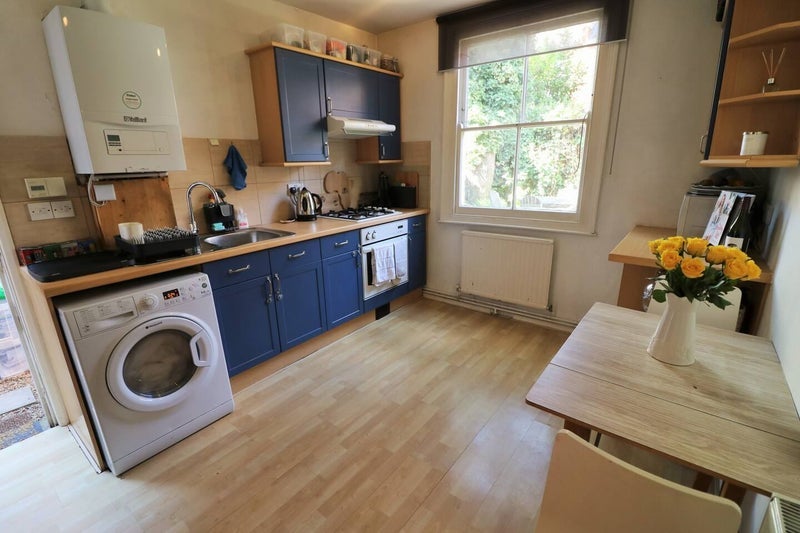 Flat Allestree Road in Greater London