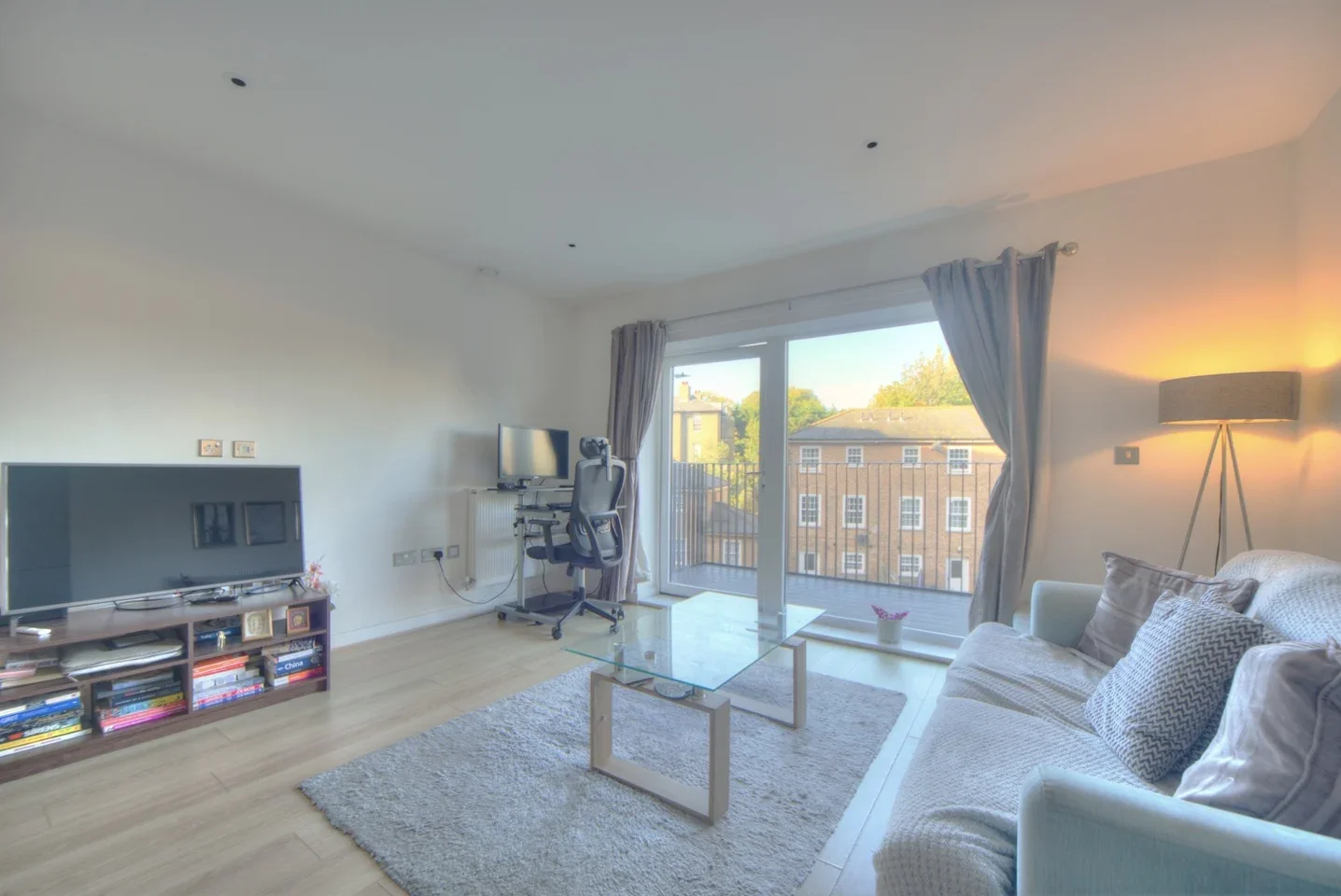 Flat Sandy Hill Road in Greater London