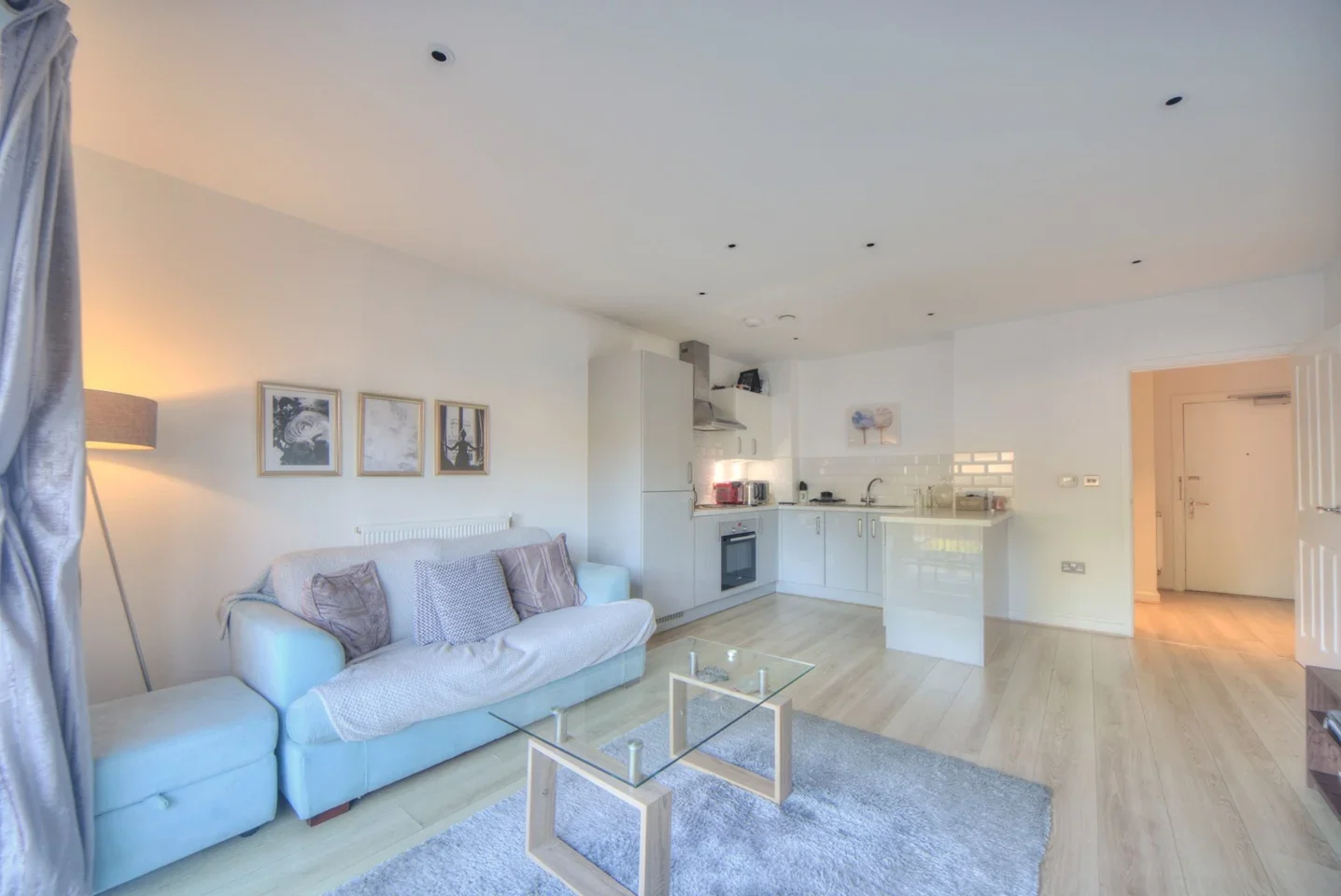 Flat Sandy Hill Road in Greater London