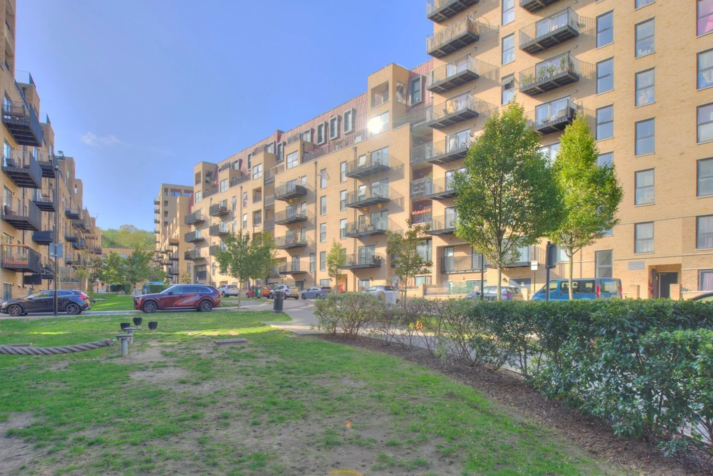 Flat Sandy Hill Road in Greater London