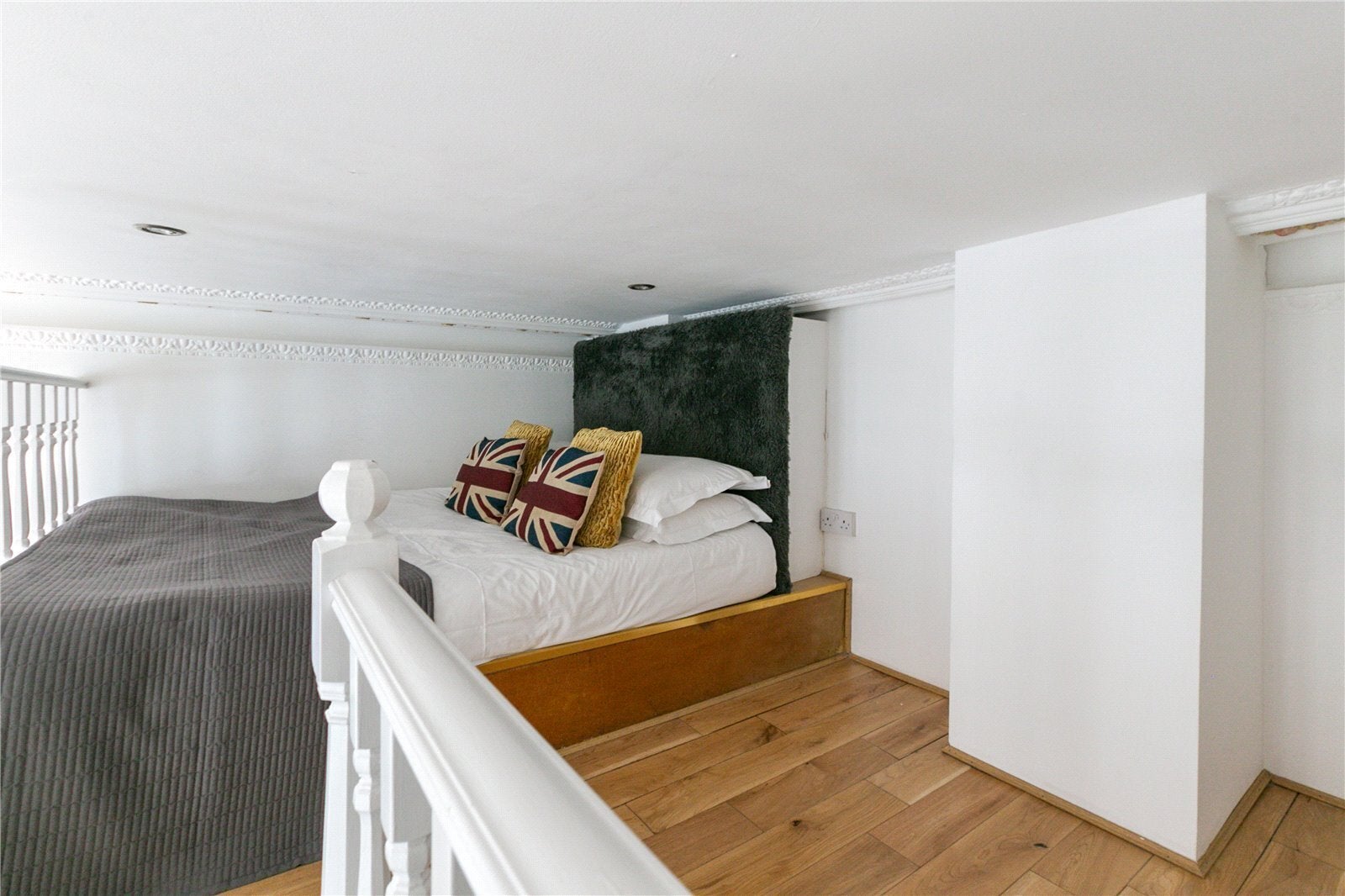 Flat Penywern Road in Greater London