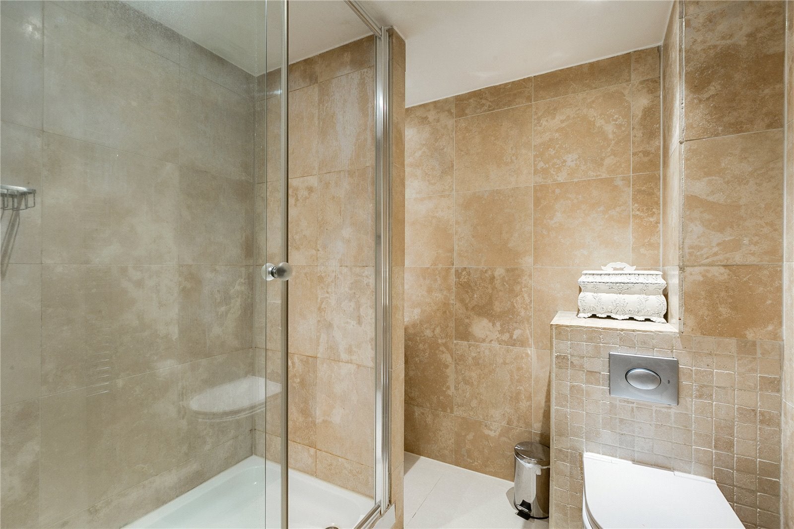 Flat Penywern Road in Greater London
