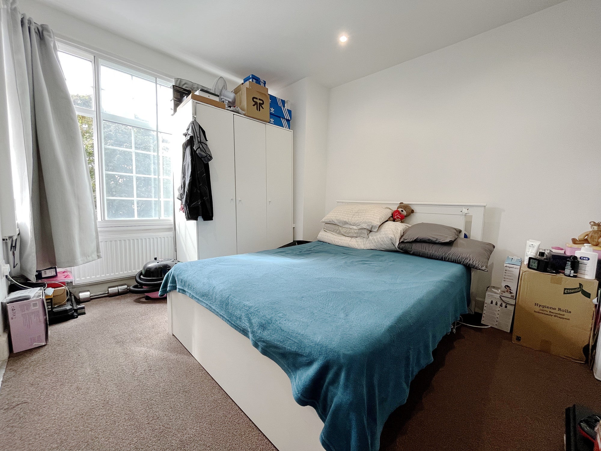 Flat Spring Grove Road in London