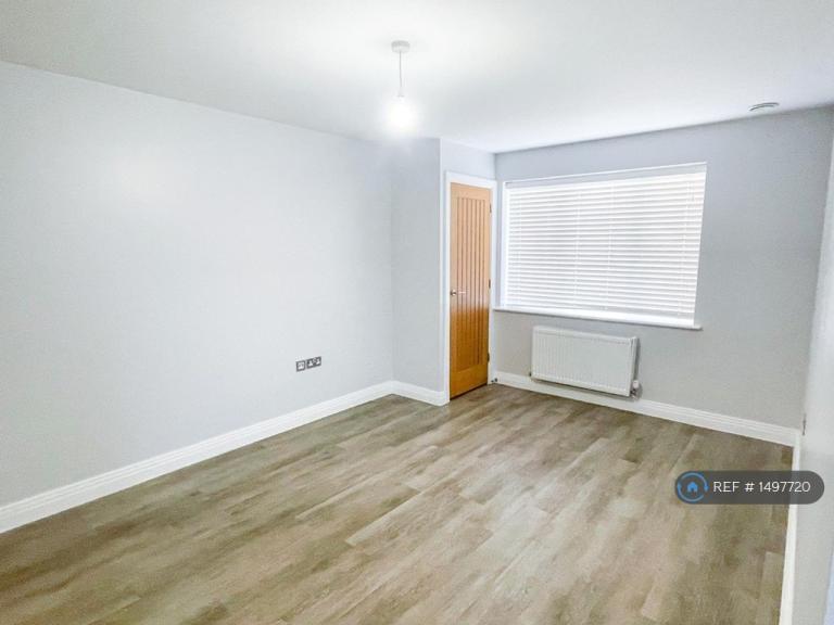 Flat Crawley Green Road in Luton