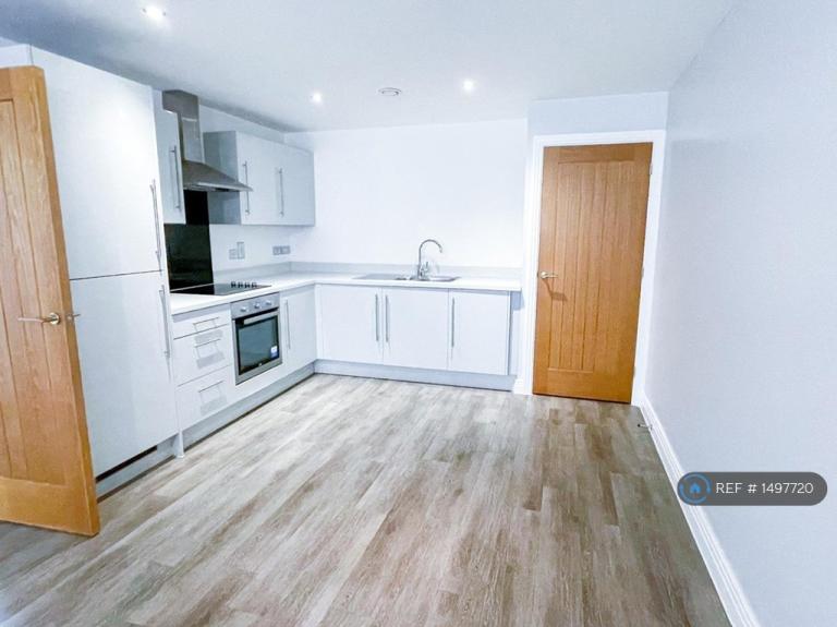 Flat Crawley Green Road in Luton