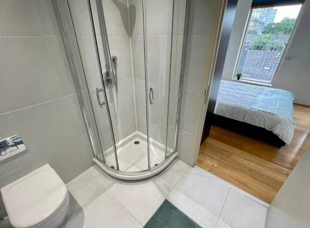 Flat Mildenhall Road in Greater London