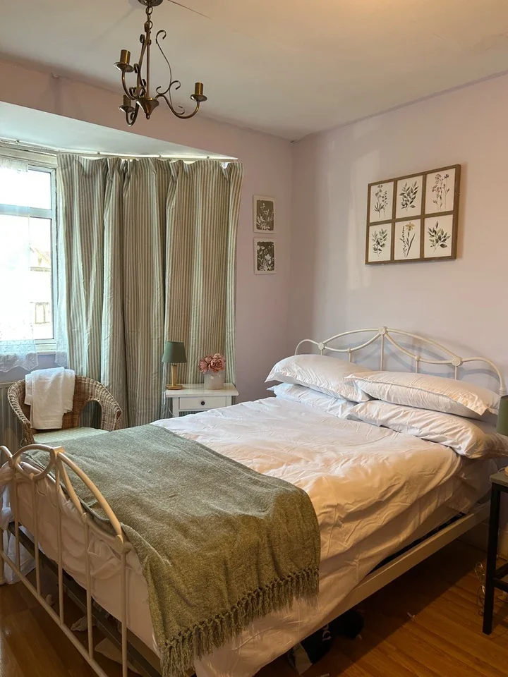 Room Sandringham Crescent in Greater London