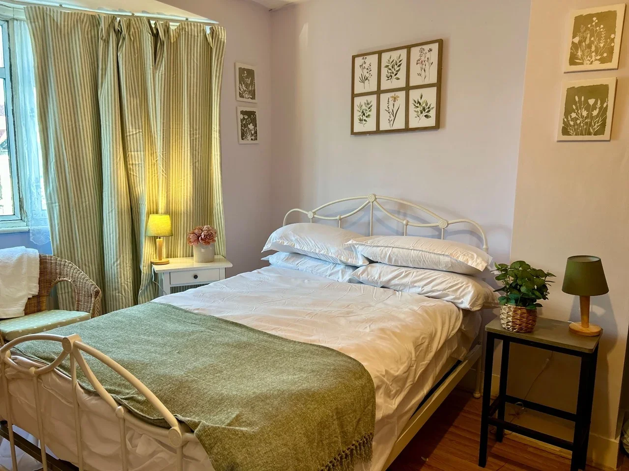 Room Sandringham Crescent in Greater London