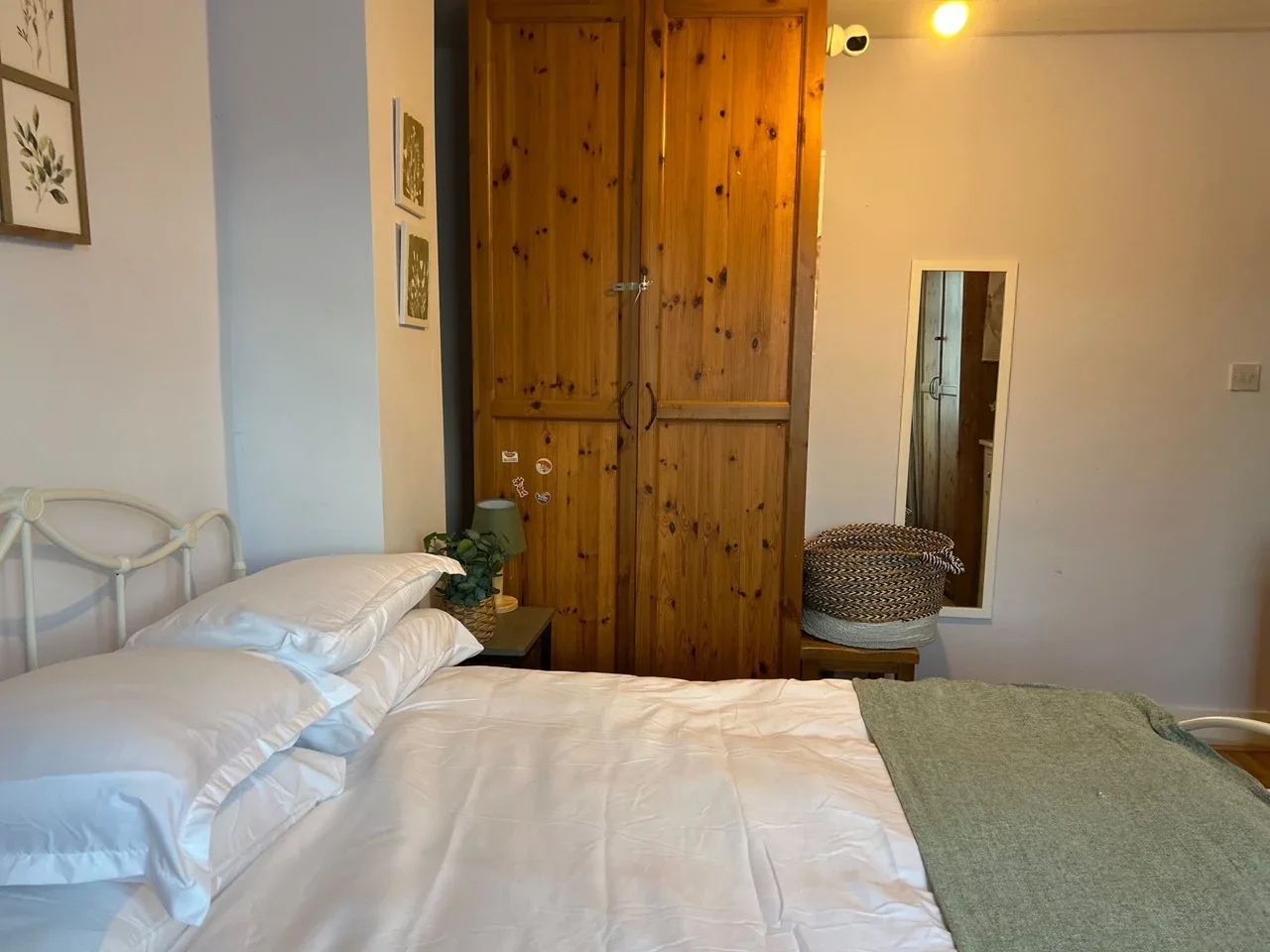 Room Sandringham Crescent in Greater London