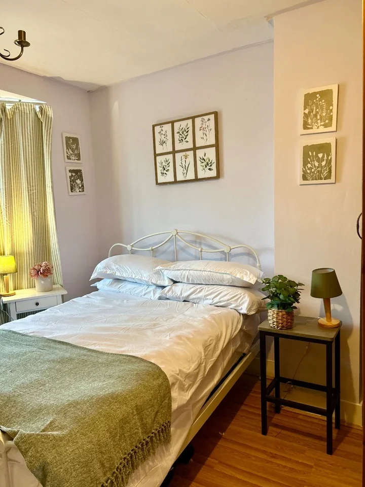 Room Sandringham Crescent in Greater London