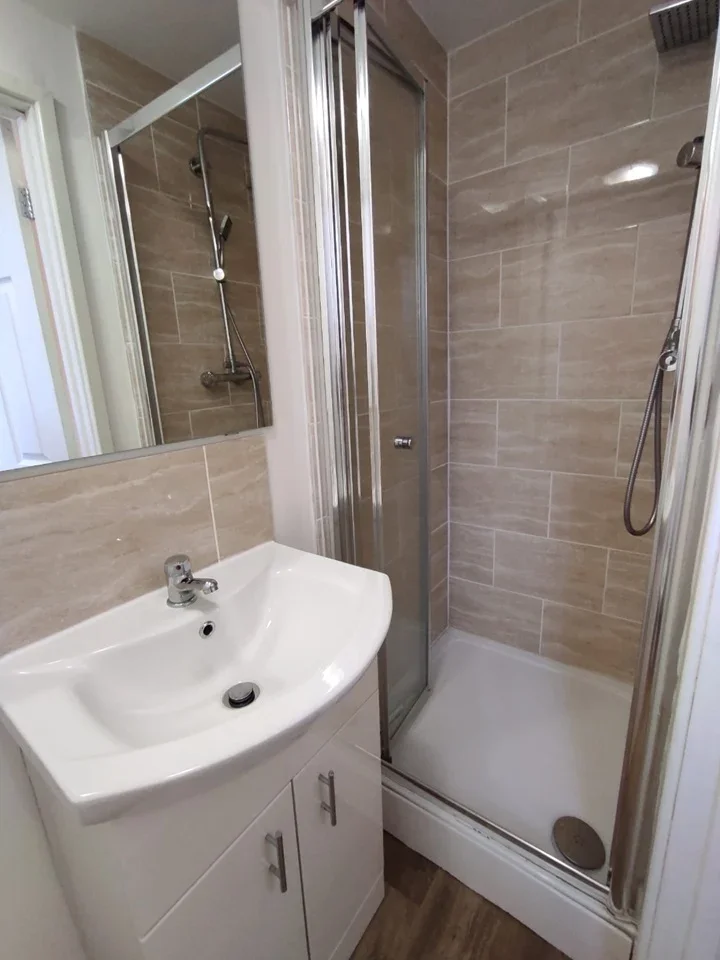 Room Ellys Road in Coventry