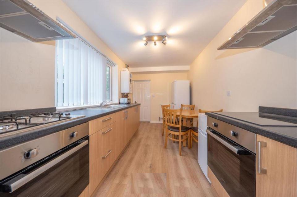 Room Ellys Road in Coventry