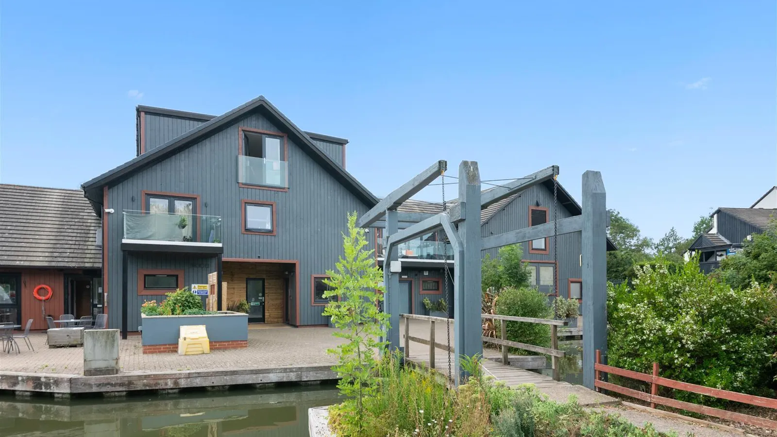 Flat Marina Approach in Greater London