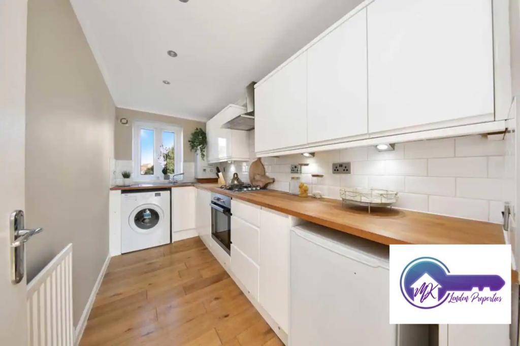 Flat Oliver Road in Greater London