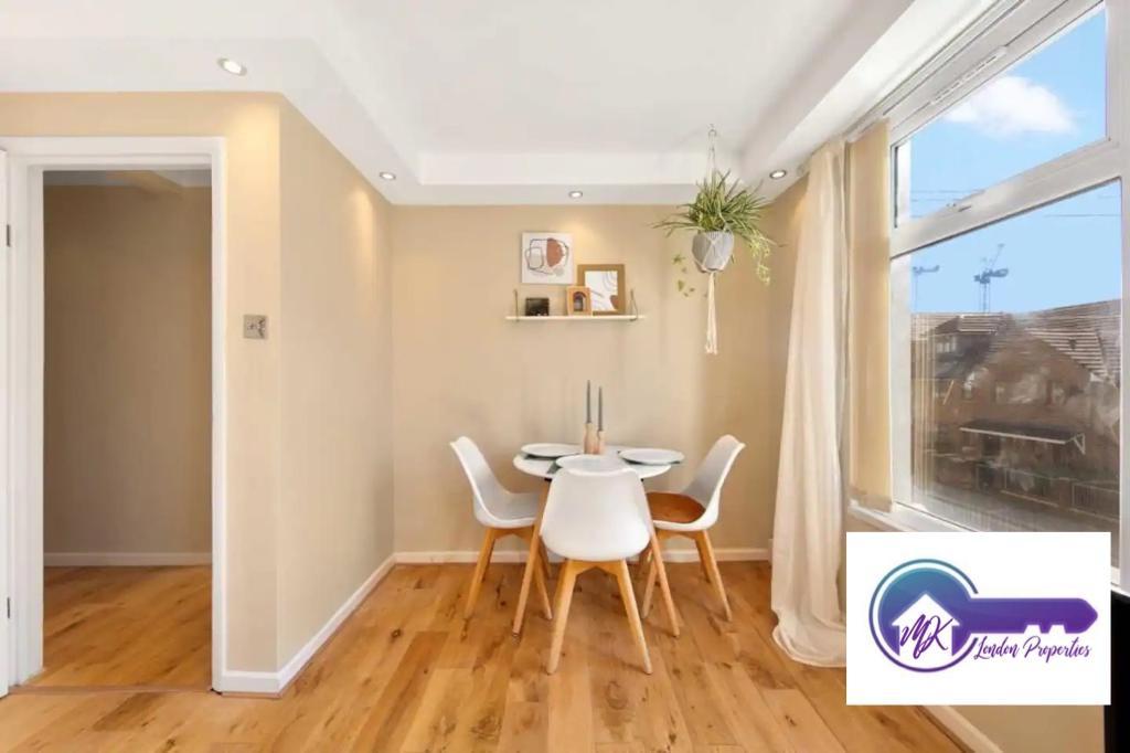 Flat Oliver Road in Greater London