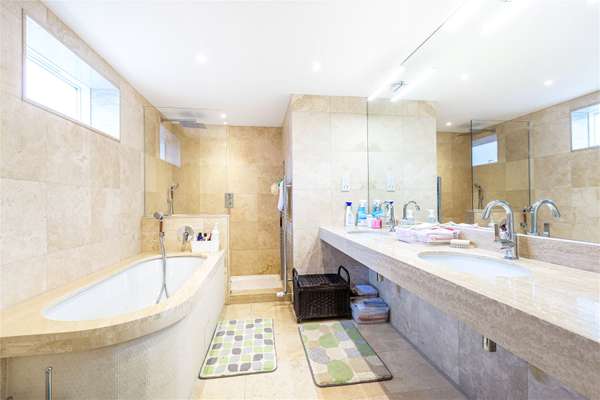 House Elm Grove in Greater London