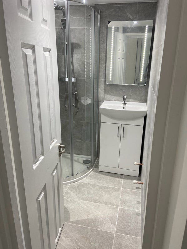 Room Woodfield Road in Crawley