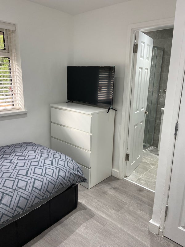 Room Woodfield Road in Crawley