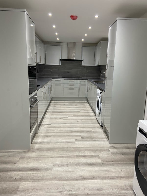 Room Woodfield Road in Crawley