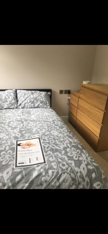 Room Woodfield Road in Crawley