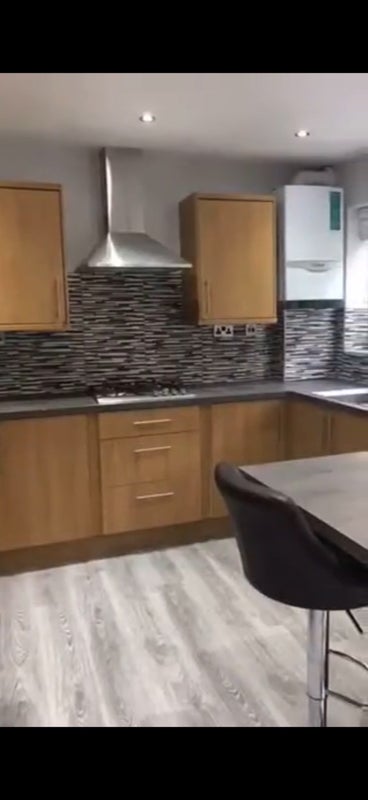 Room Woodfield Road in Crawley