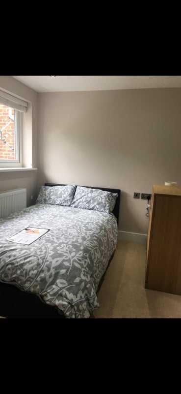 Room Woodfield Road in Crawley