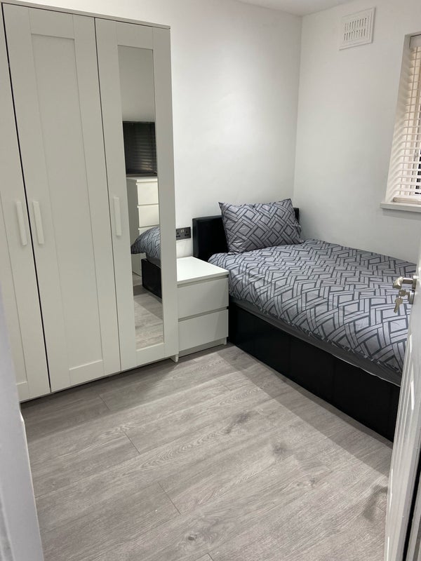 Room Woodfield Road in Crawley