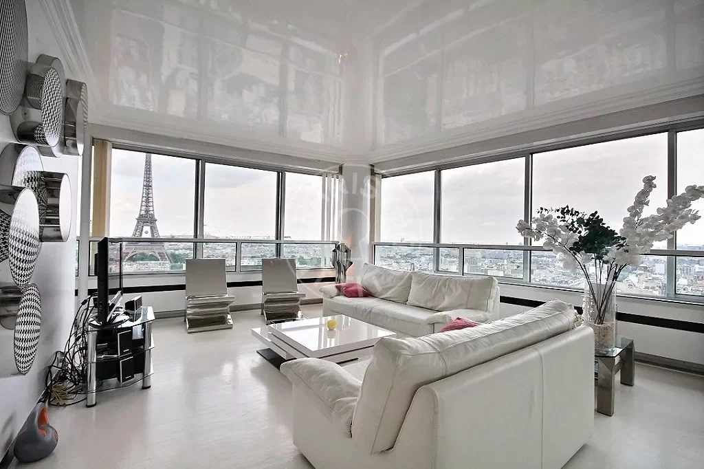 Flat Quai de Grenelle in Paris