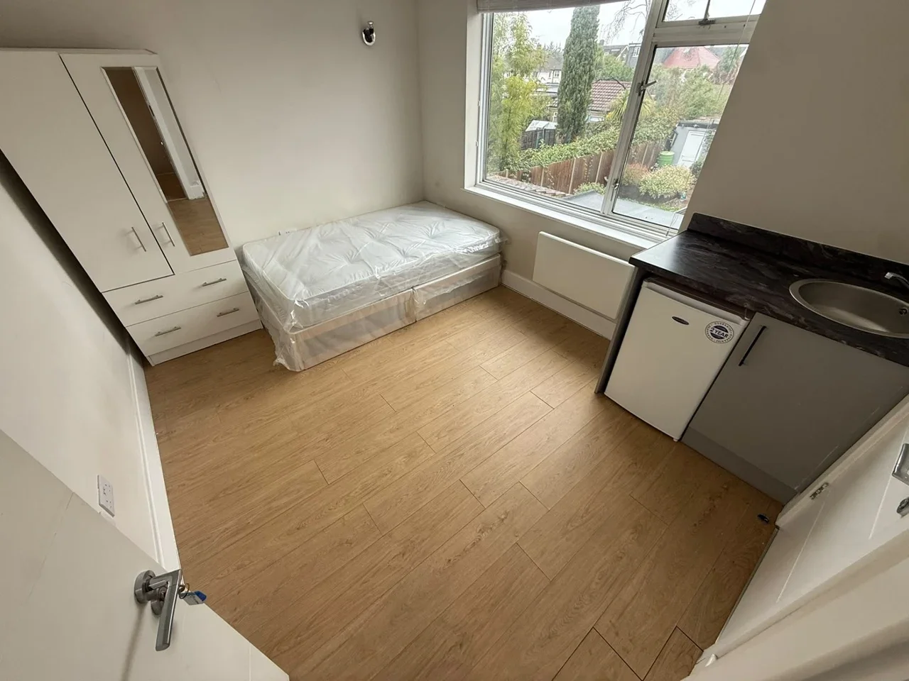 Flat Grosvenor Crescent in Greater London