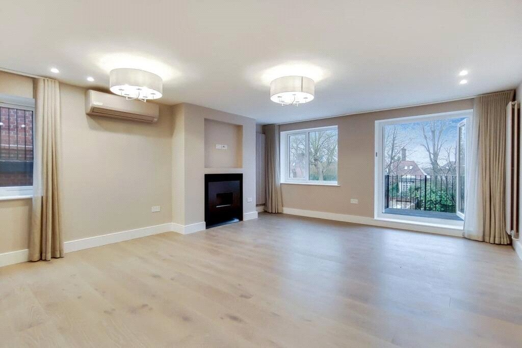 Flat Fitzjohn's Avenue in Greater London