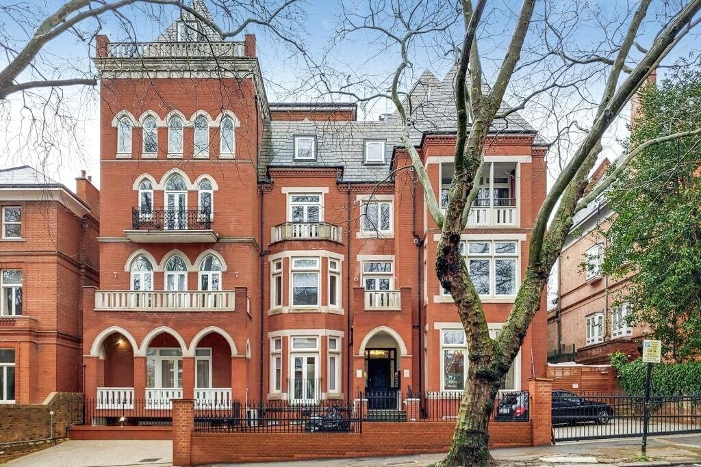 Flat Fitzjohn's Avenue in Greater London
