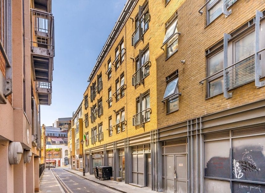 Flat Gun Street in Greater London