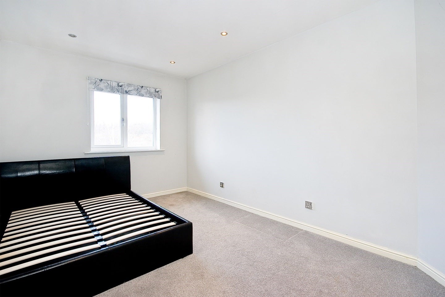 Flat Cedar Gardens in Greater London