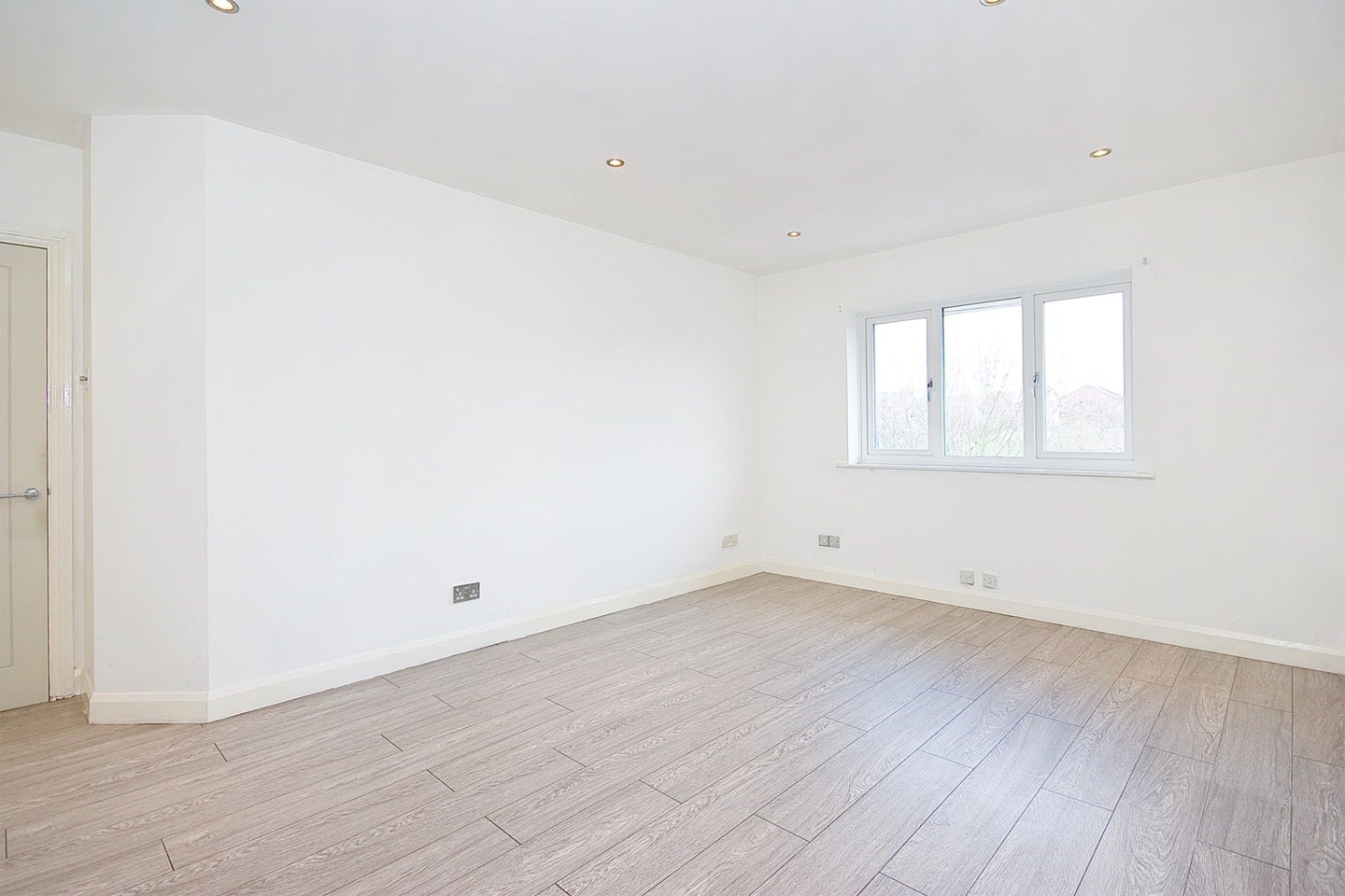 Flat Cedar Gardens in Greater London