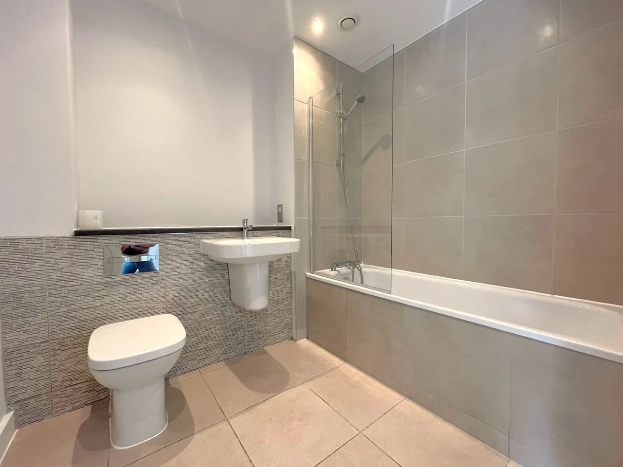 Flat Two Waters Road in Dacorum