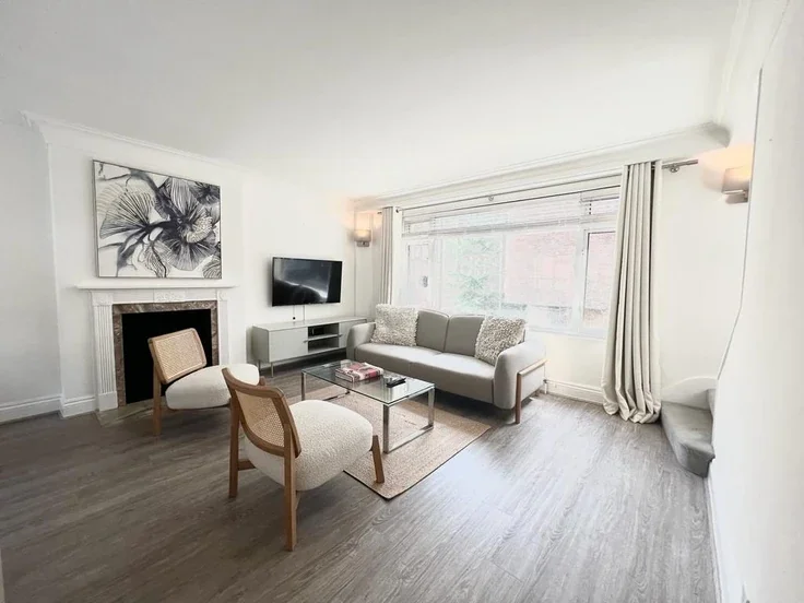 Flat Market Mews in City of Westminster
