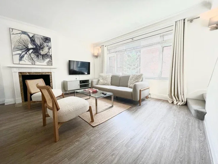 Flat Market Mews in City of Westminster