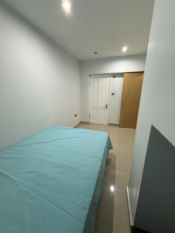 Room Fowler Road in Greater London