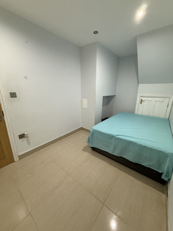 Room Fowler Road in Greater London