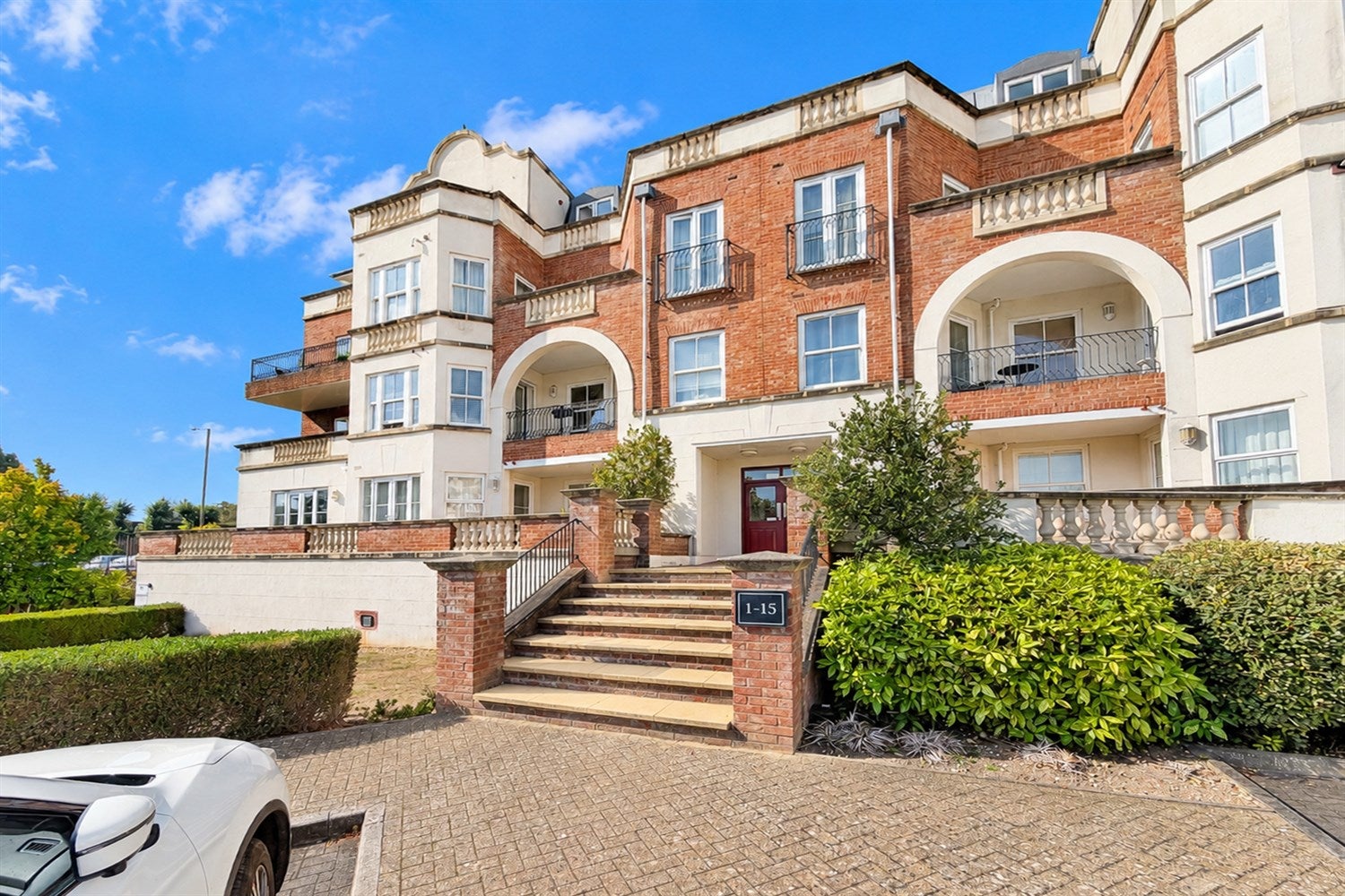 Flat London Road in Ascot