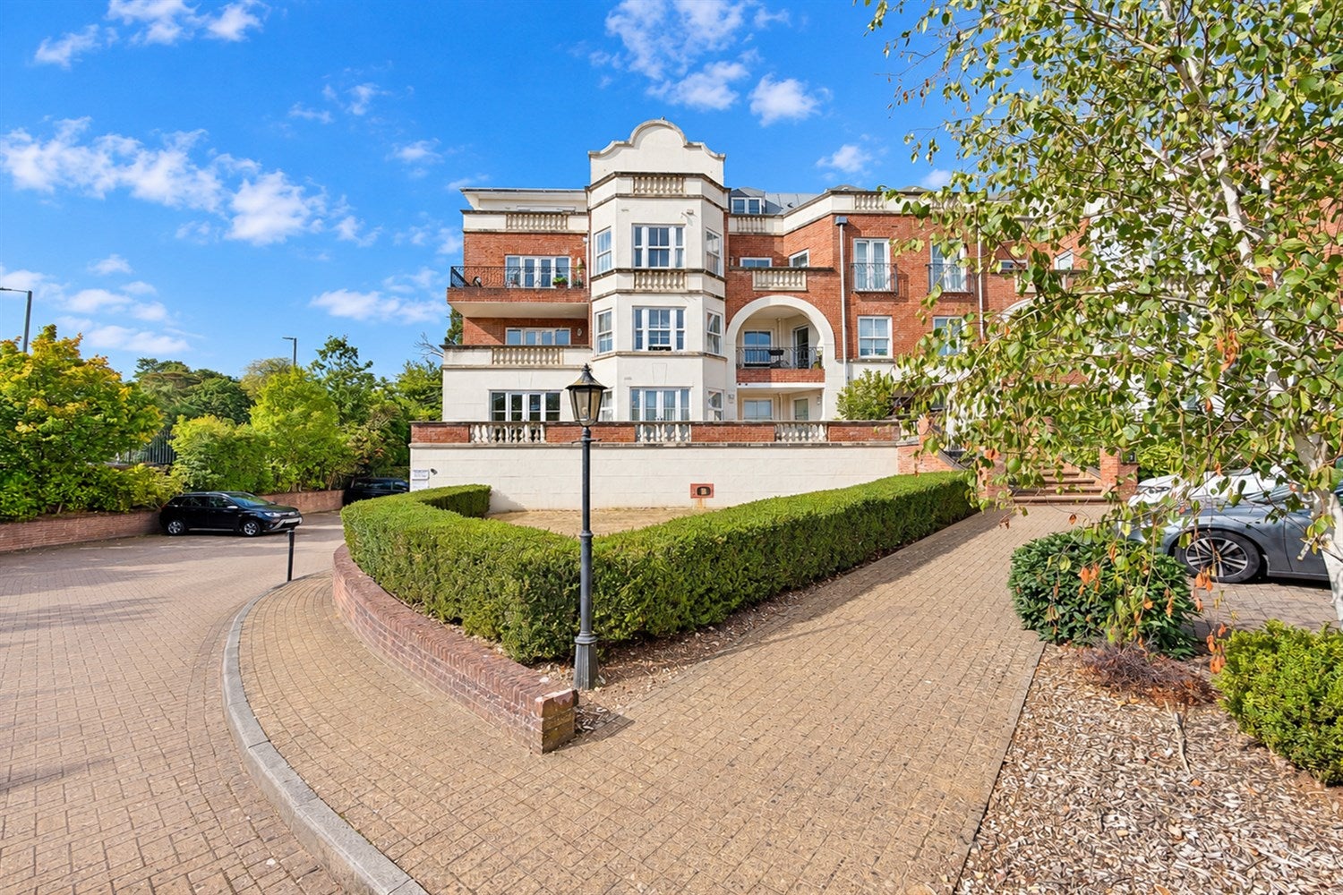 Flat London Road in Ascot