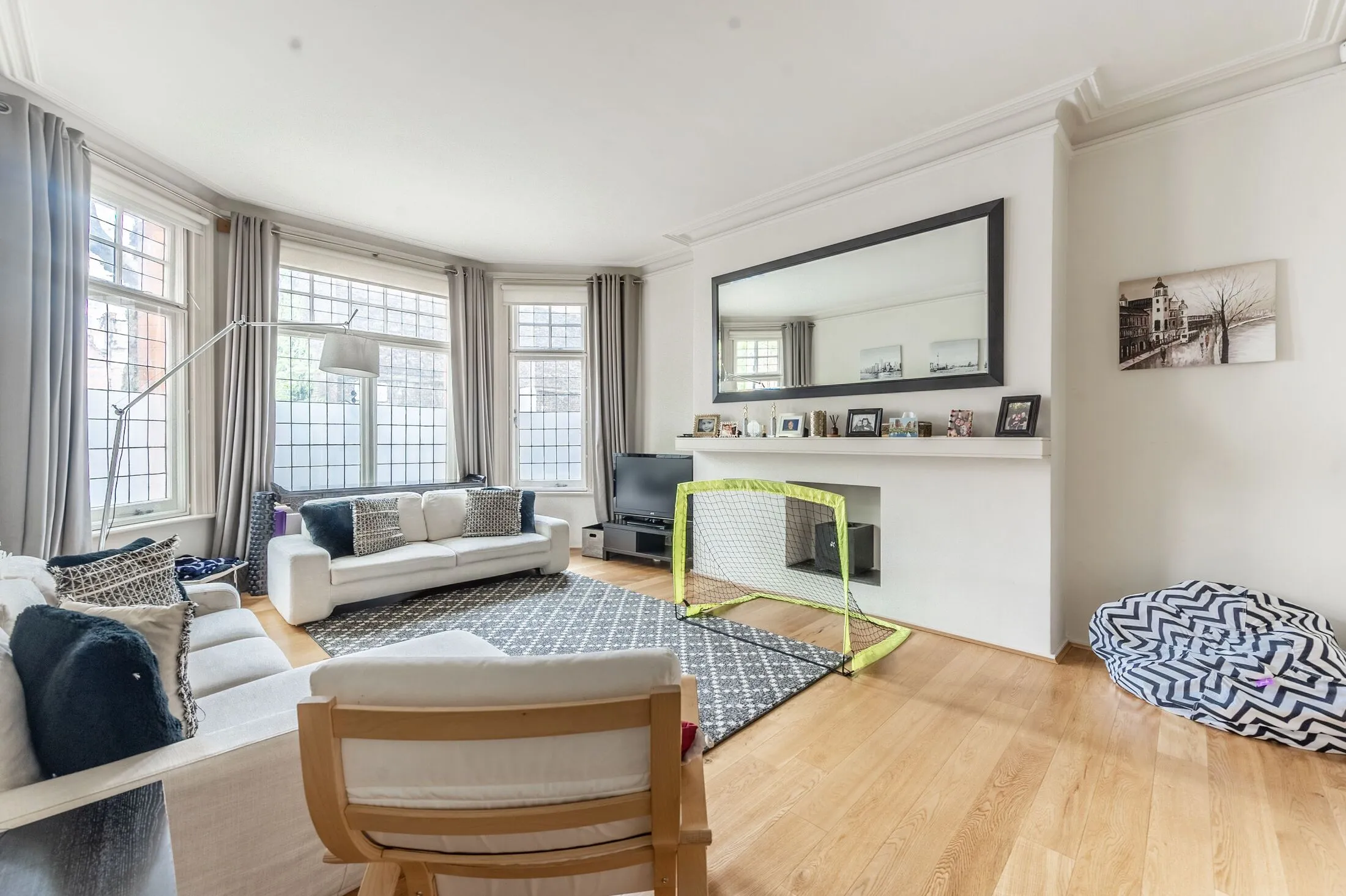 Flat Adam and Eve Mews in Greater London