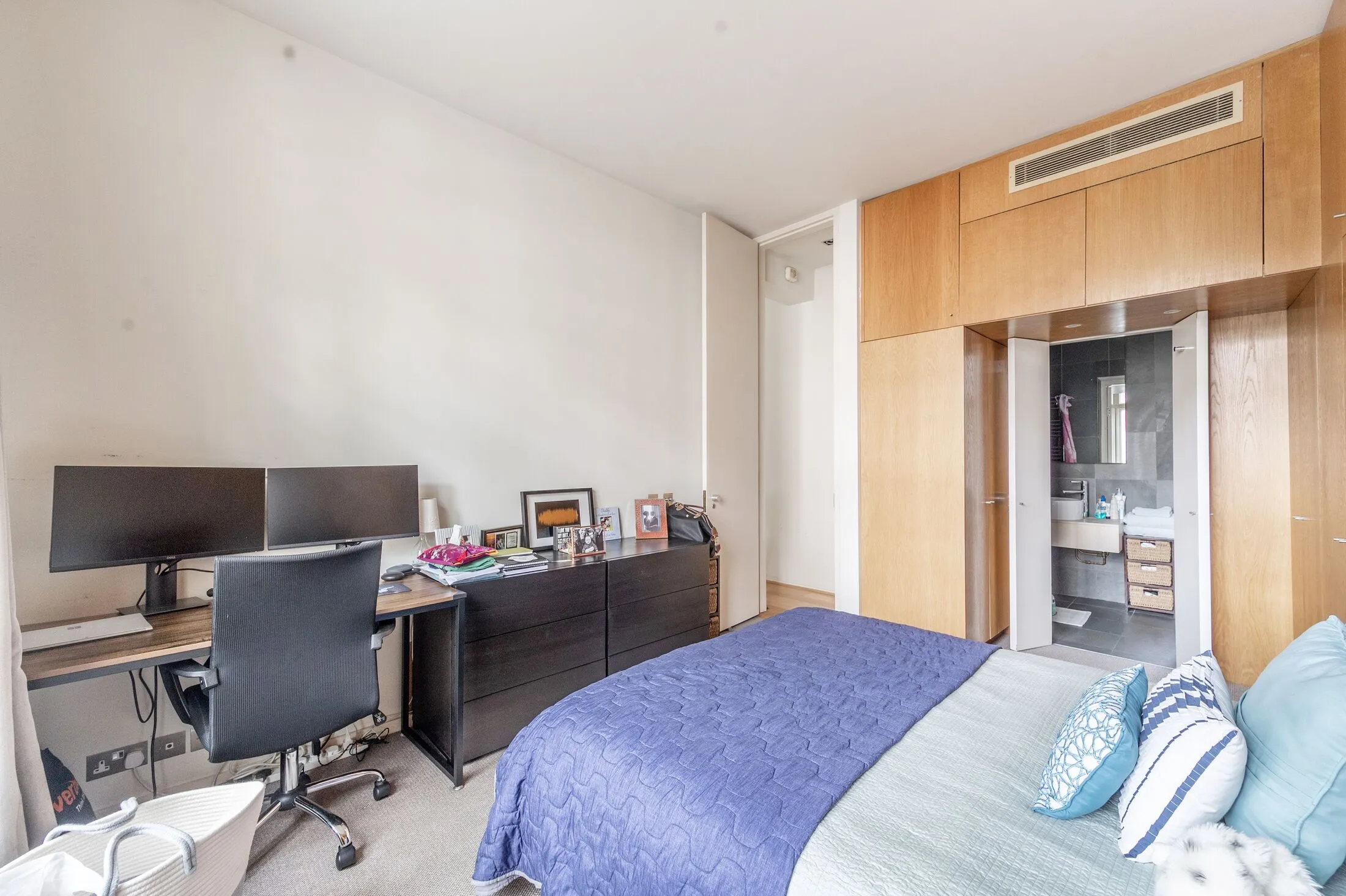 Flat Adam and Eve Mews in Greater London