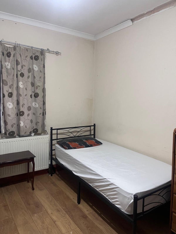 Room Kempton Road in Greater London